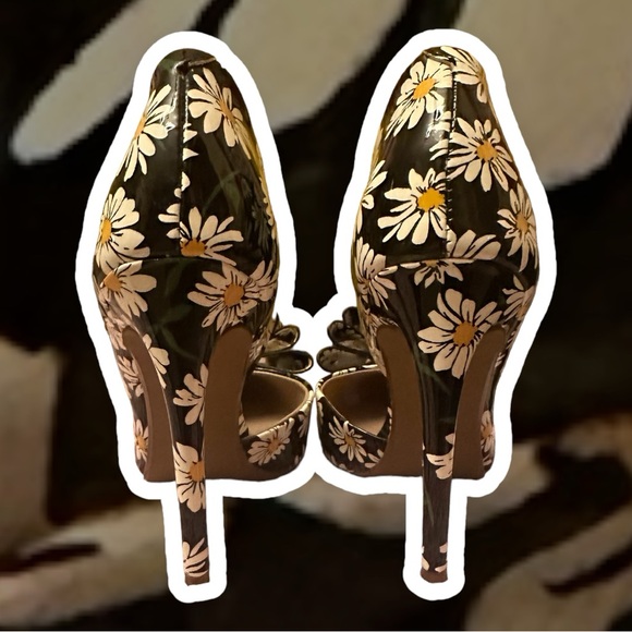 NWOT✨ BETSEY JOHNSON daisy 🌼 pumps - Picture 3 of 4
